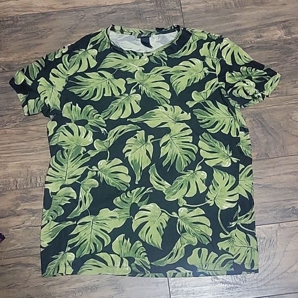 Men's floral tshirt size M